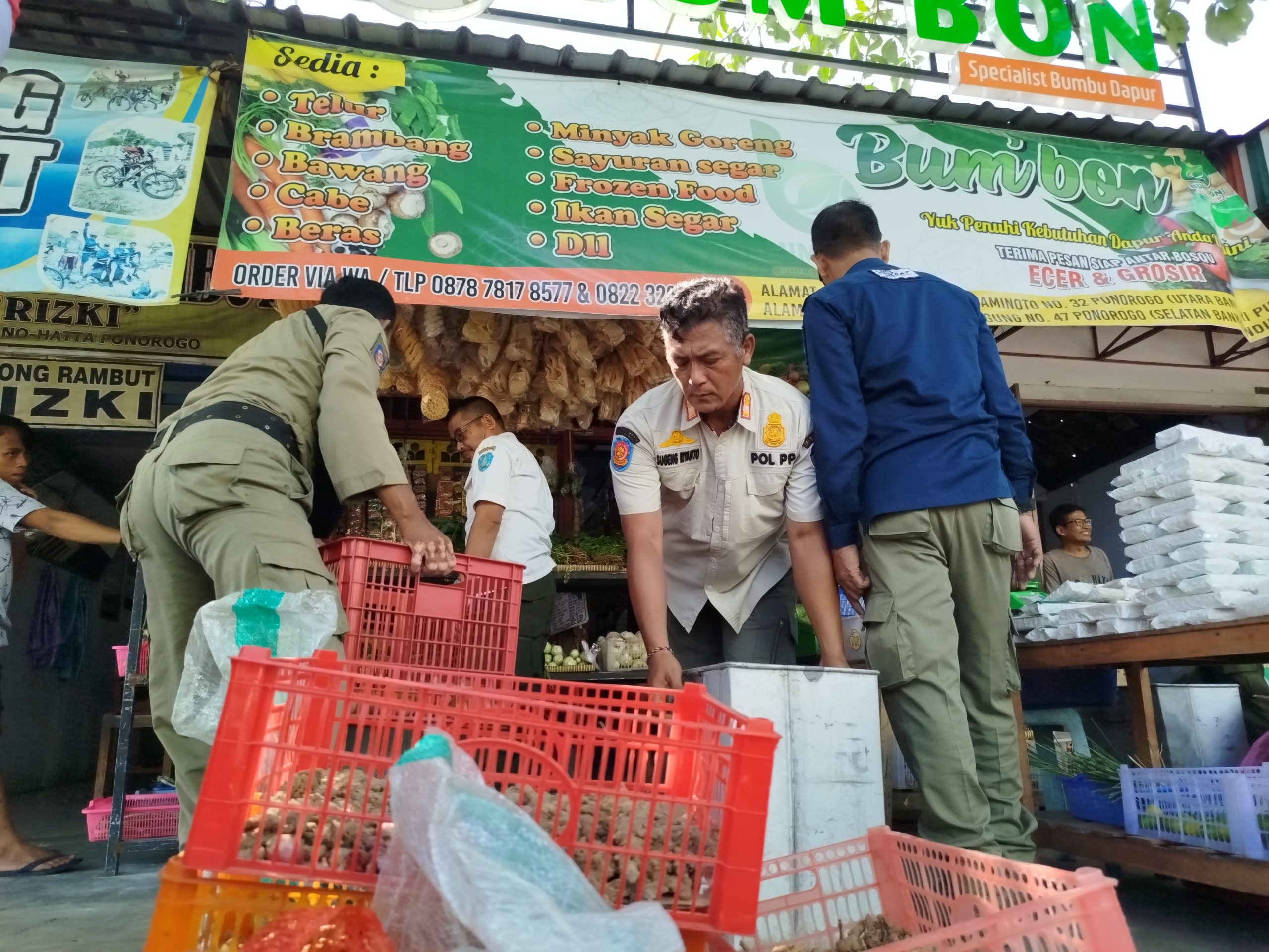 Satpol PP Ponorogo Tertibkan PKL yang Gunakan Trotoar, Pastikan Hak Pejalan Kaki Terjaga