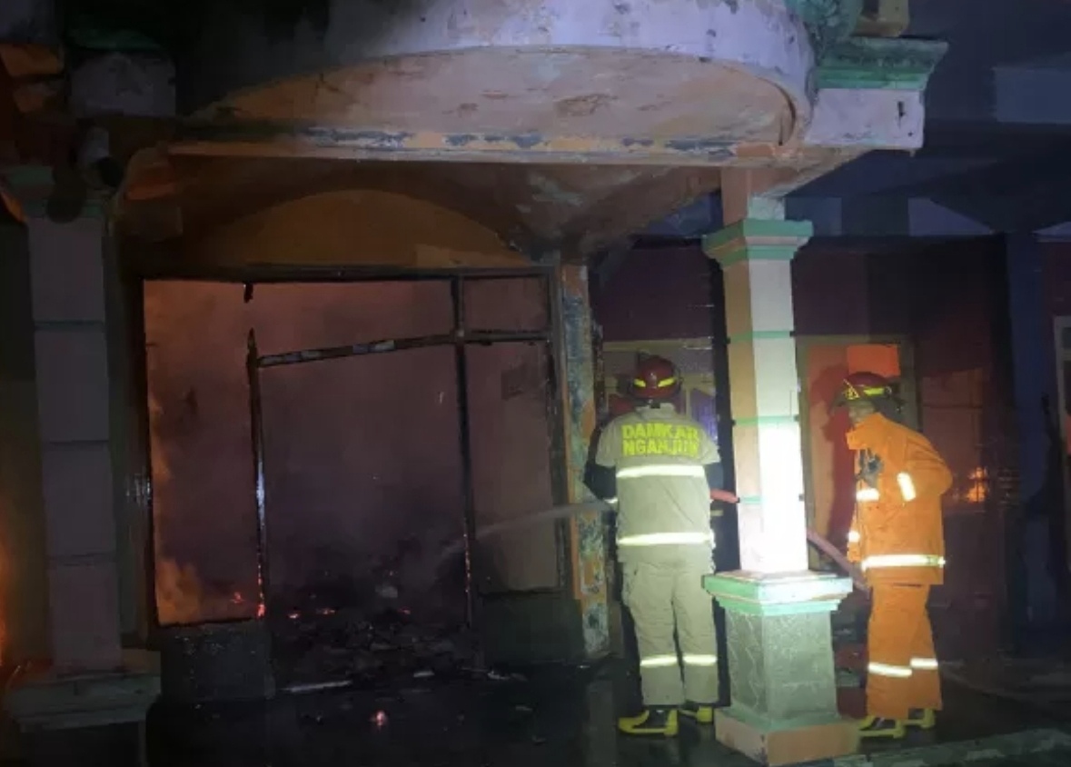 Ditinggal Salat Subuh, Dua Rumah di Nganjuk Terbakar akibat Korsleting Kulkas