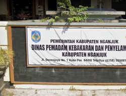 Lucu Tapi Serius! Jari Penjual Martabak Terjebak di Rolling Door, Damkar Nganjuk Turun Tangan