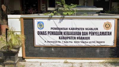 Lucu Tapi Serius! Jari Penjual Martabak Terjebak di Rolling Door, Damkar Nganjuk Turun Tangan