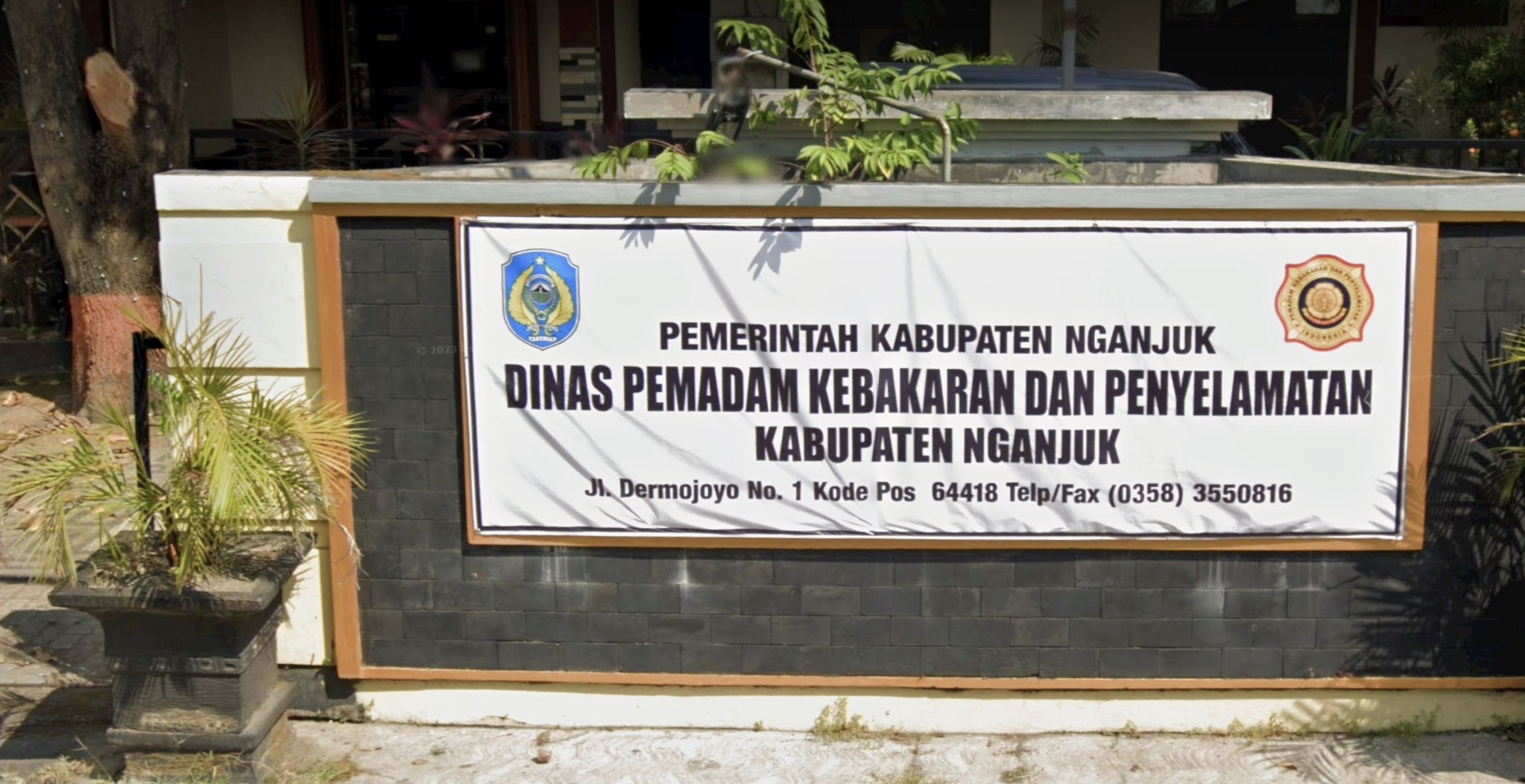 Lucu Tapi Serius! Jari Penjual Martabak Terjebak di Rolling Door, Damkar Nganjuk Turun Tangan