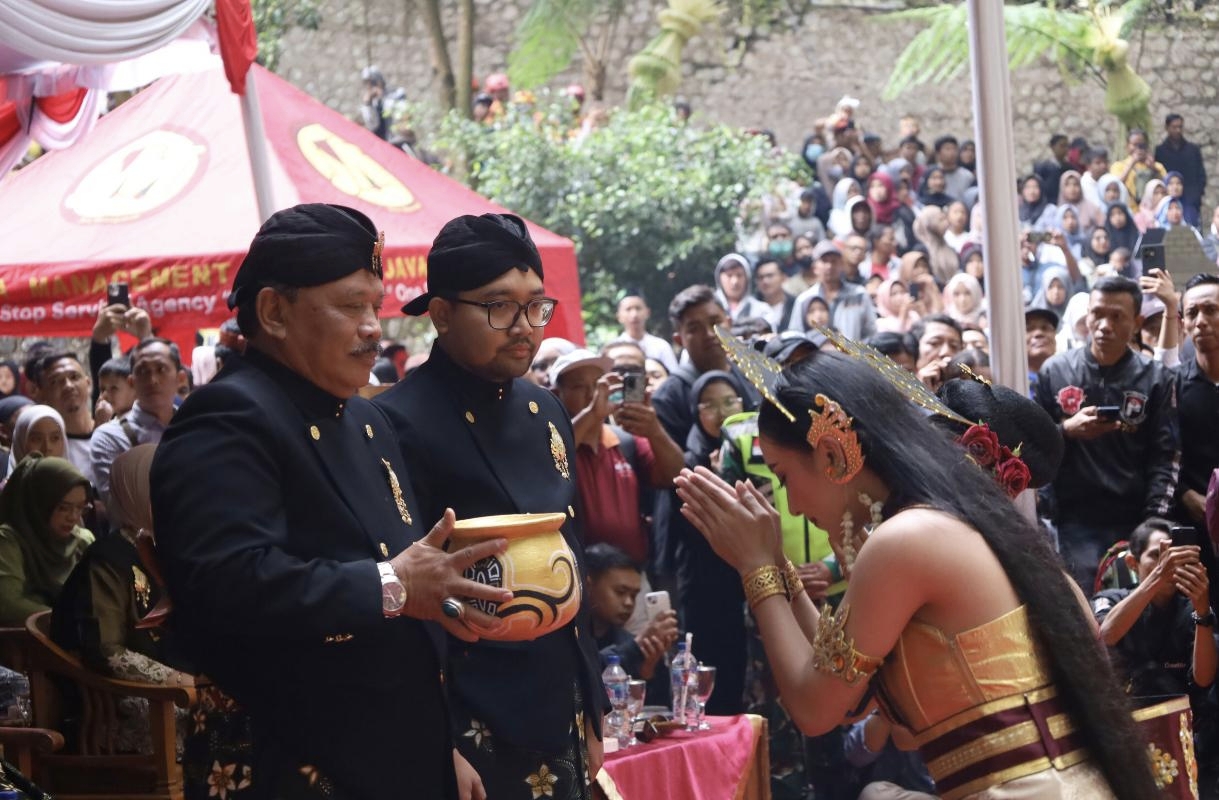 Tradisi Siraman Sedudo, Warisan Budaya Majapahit yang Tetap Sakral di Tengah Ribuan Pengunjung