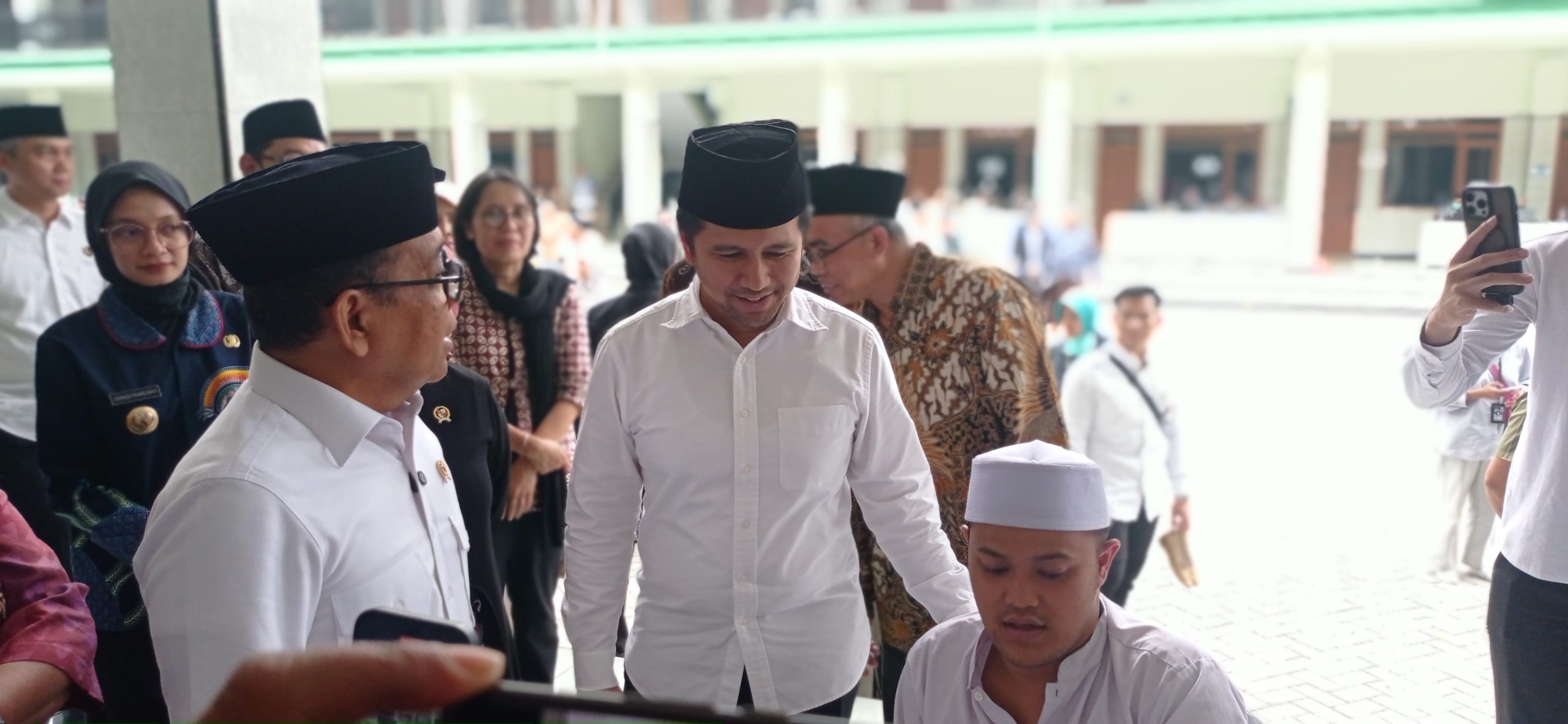 Dua Menteri Kunjungi PKG di Ponpes Al-Falah Ploso, Dorong Santri Jaga Kesehatan