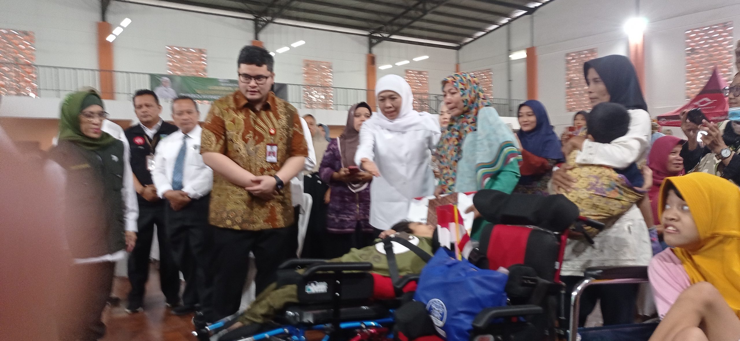 Mas Bup Dhito Dampingi Gubernur Khofifah Serahkan Bantuan Sosial untuk Disabilitas dan Lansia di Kediri
