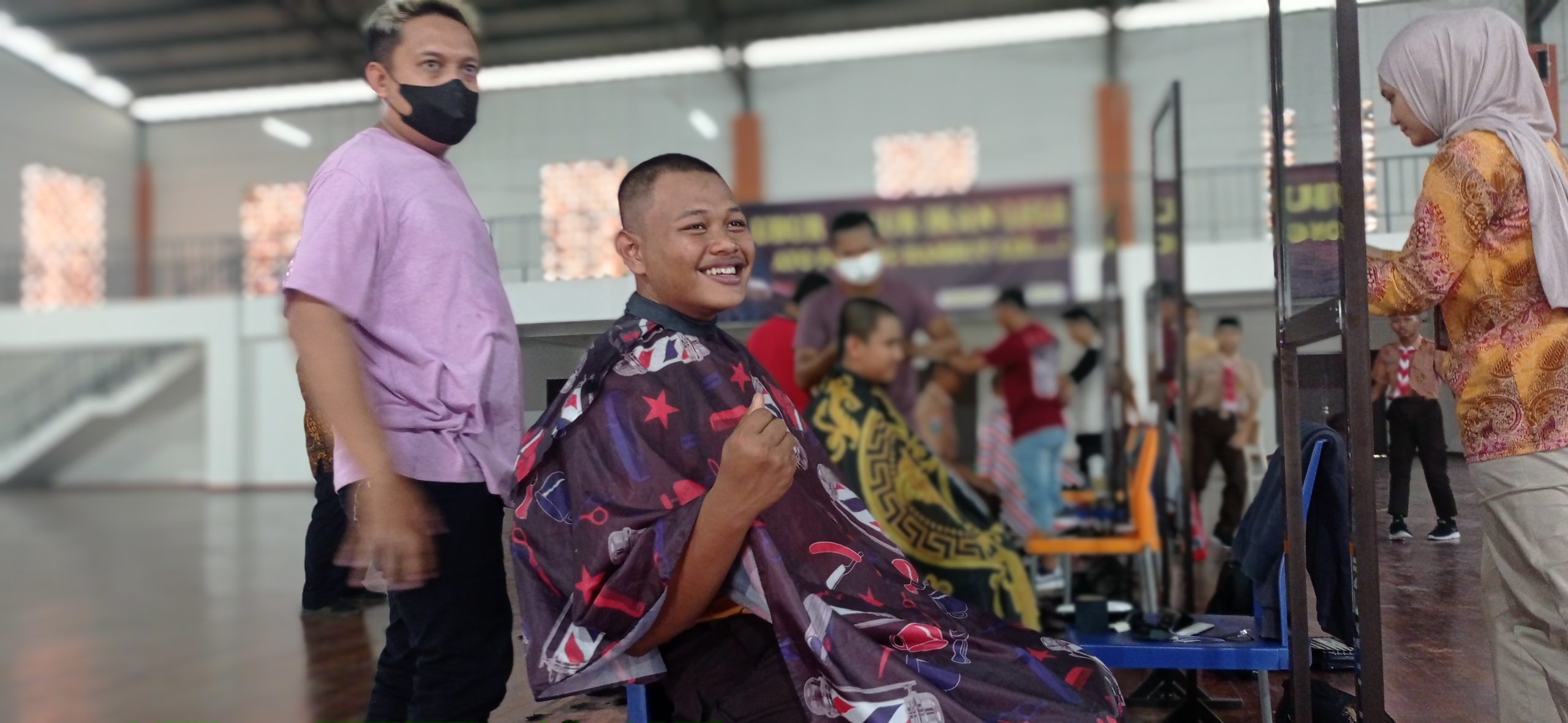 Pemangkas Rambut Binaan Dinsos Kediri Rutin Layani Potong Rambut Siswa SRMA
