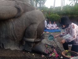 Jamasan Arca Totok Kerot Gunakan Air dari Tujuh Sumber Keramat di Kediri