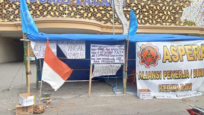 Belasan Mantan Karyawan PT Tripel S Kediri  Perjuangkan Pesangon, Dirikan Tenda di Depan Hotel Insumo