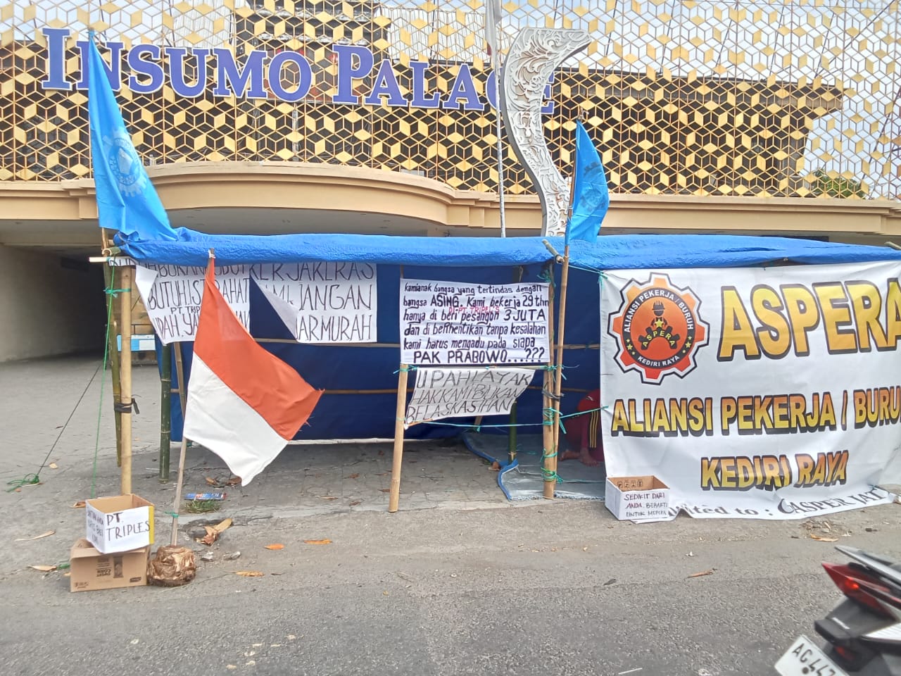 15 Karyawan PT Tripel S Dirikan Tenda di Depan Hotel Insumo, Tuntut Hak Pesangon Layak