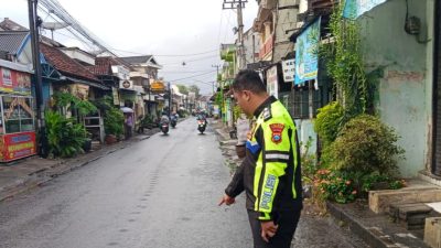 Penertiban Papan Reklame Tak Berizin di Kota Batu, Satpol PP dan Perizinan Tempel Stiker Pelanggaran.(Satpol PP Kota Batu)