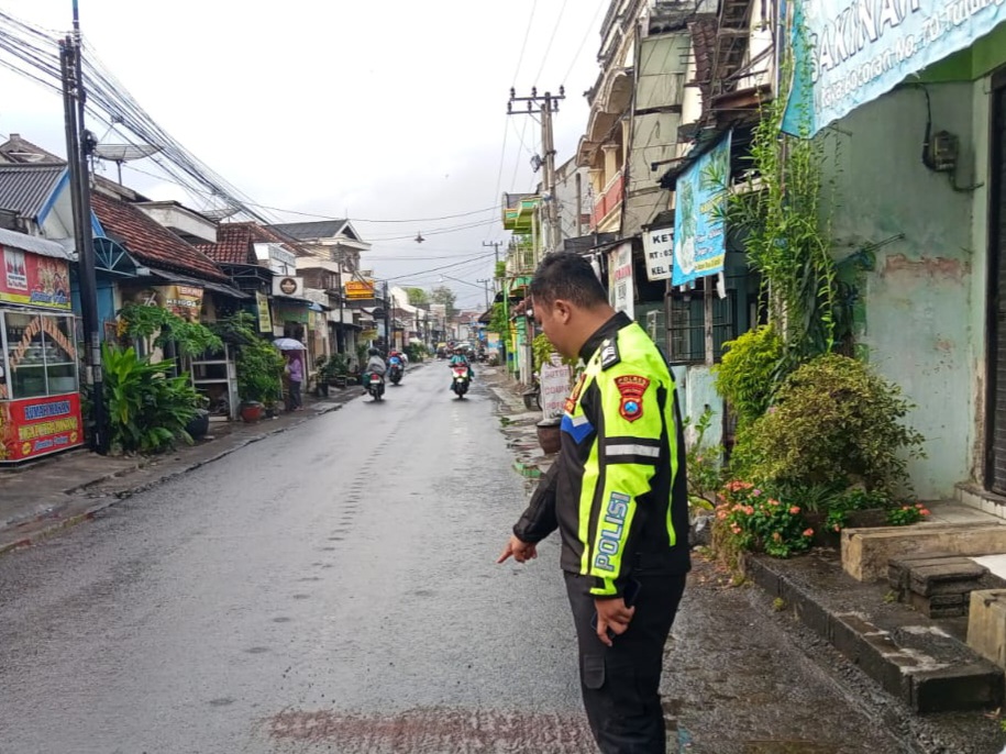 Penertiban Papan Reklame Tak Berizin di Kota Batu, Satpol PP dan Perizinan Tempel Stiker Pelanggaran.(Satpol PP Kota Batu)