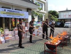 Kejari Tulungagung Bakar Rokok Ilegal, Negara Rugi Rp 471 Juta