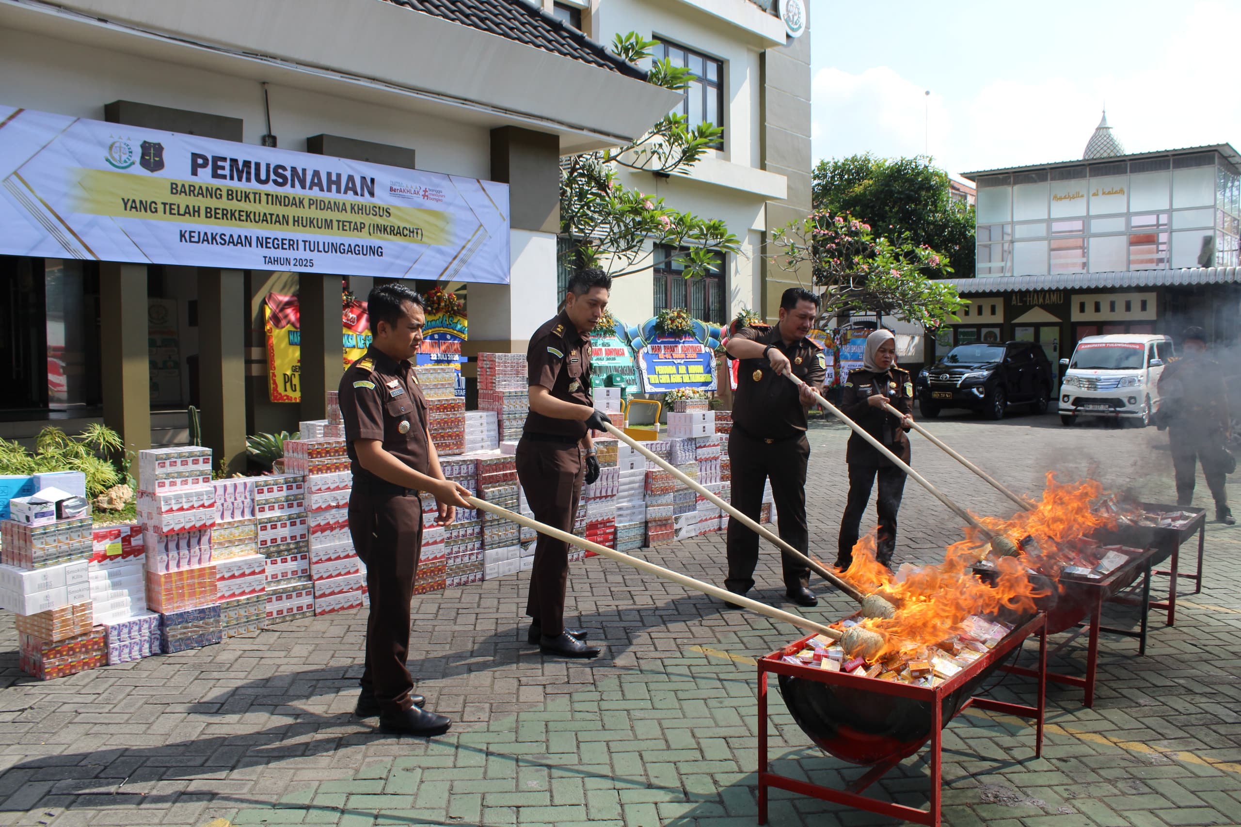 Kejari Tulungagung Bakar Rokok Ilegal, Negara Rugi Rp 471 Juta