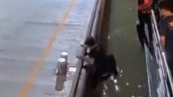 Viral! Detik-detik Turis Korea Tercebur Saat Coba Lompat dari Feri di Thailand