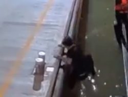 Viral! Detik-detik Turis Korea Tercebur Saat Coba Lompat dari Feri di Thailand