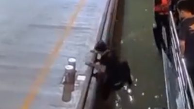 Viral! Detik-detik Turis Korea Tercebur Saat Coba Lompat dari Feri di Thailand