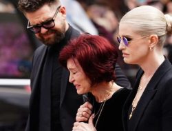 Tangis Sharon Iringi Kepergian Ozzy Osbourne, Ribuan Penggemar Penuhi Jalanan Birmingham