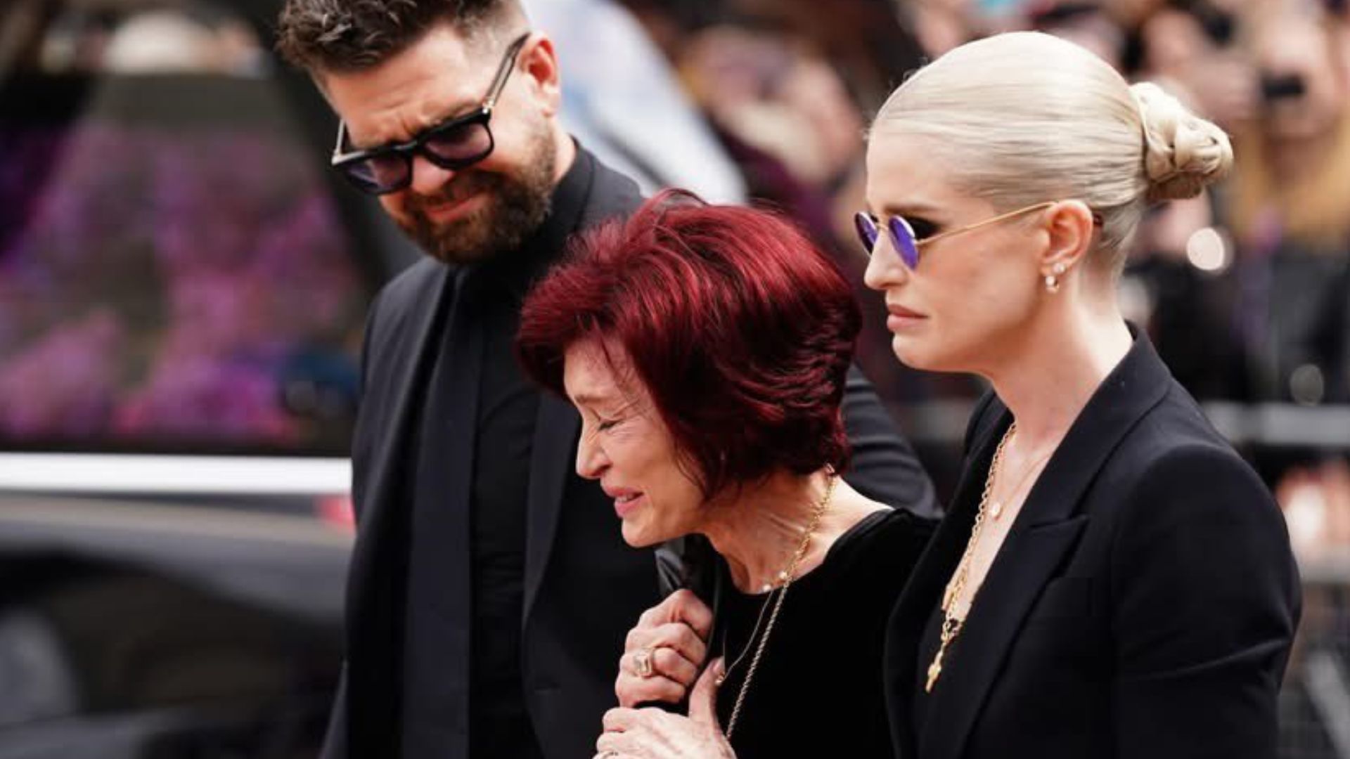 Tangis Sharon Iringi Kepergian Ozzy Osbourne, Ribuan Penggemar Penuhi Jalanan Birmingham