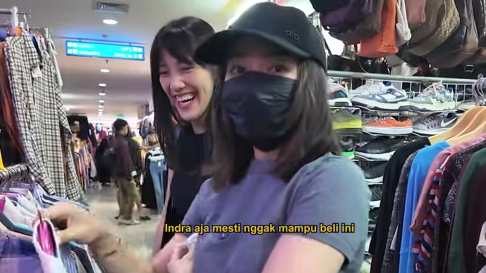 Nikita Willy Belanja Baju Bekas di Pasar Senen, Kaget Temukan Merk Mahal!