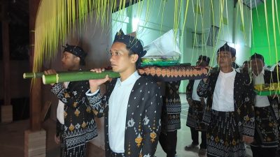 100 Tumpeng Diarak dalam Kirab Suro Desa Dukuh Ngadiluwih