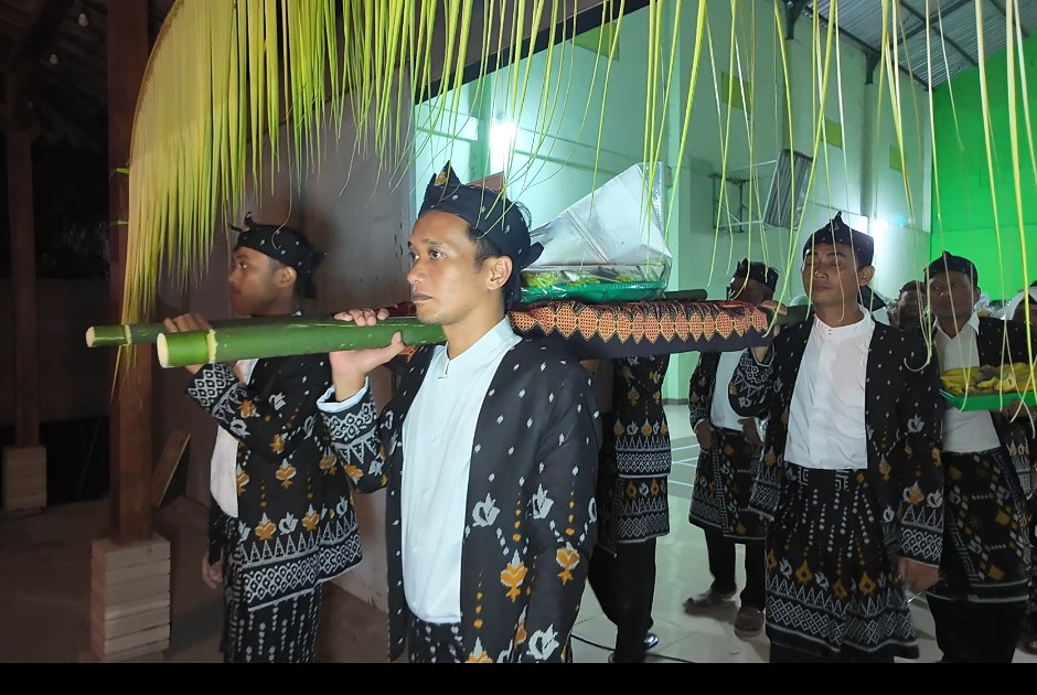 100 Tumpeng Diarak dalam Kirab Suro Desa Dukuh Ngadiluwih