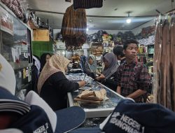 Menjelang Tahun Ajaran Baru, Toko Seragam Sekolah di Tulungagung Laris