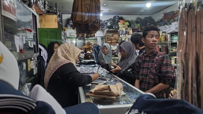 Menjelang Tahun Ajaran Baru, Toko Seragam Sekolah di Tulungagung Laris