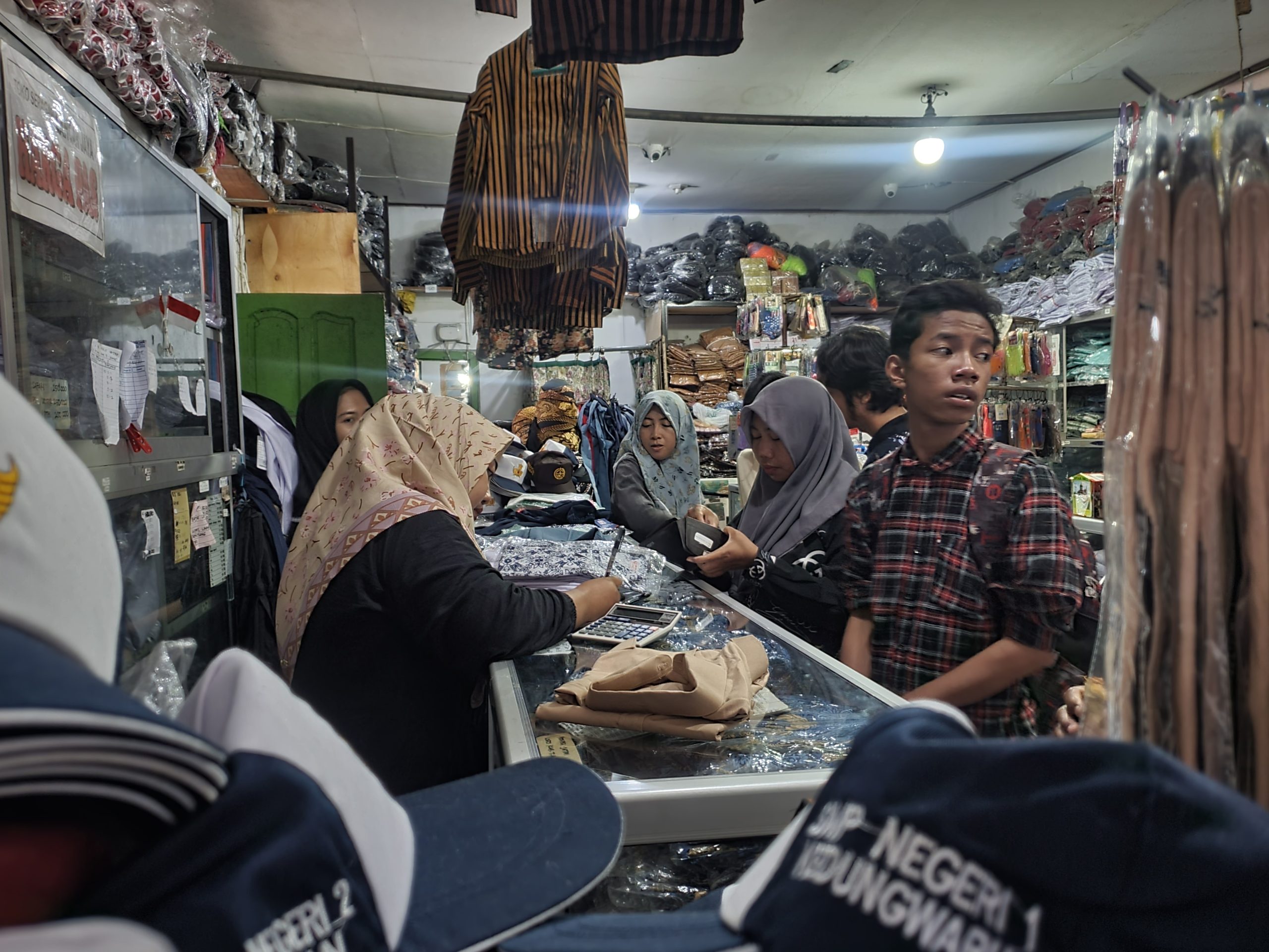 Menjelang Tahun Ajaran Baru, Penjualan Seragam Sekolah di Tulungagung Meningkat Tajam