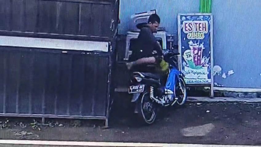Viral! Pencuri Gas Elpiji 3 Kg Terekam CCTV di Depan Masjid Jombang