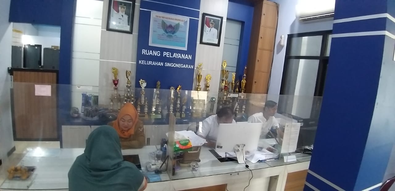 Layanan Administrasi di Kelurahan Singonegaran Dinilai Efisien, Warga Apresiasi Kinerja yang Cekatan
