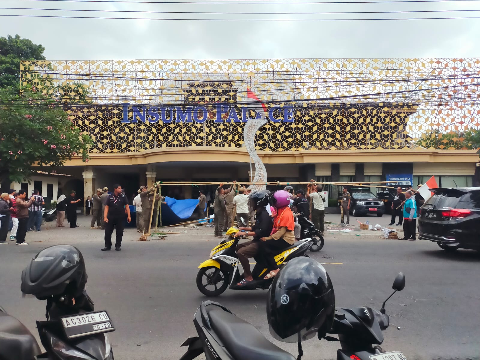 Tenda Buruh di Depan Hotel Insumo Dibongkar Satpol PP, Dinilai Langgar Ketertiban Umum