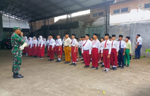 Siswa Baru MTS Nurul Ula Jamsaren Dapat Pembekalan Disiplin dari TNI-Polri dalam MATSAMA