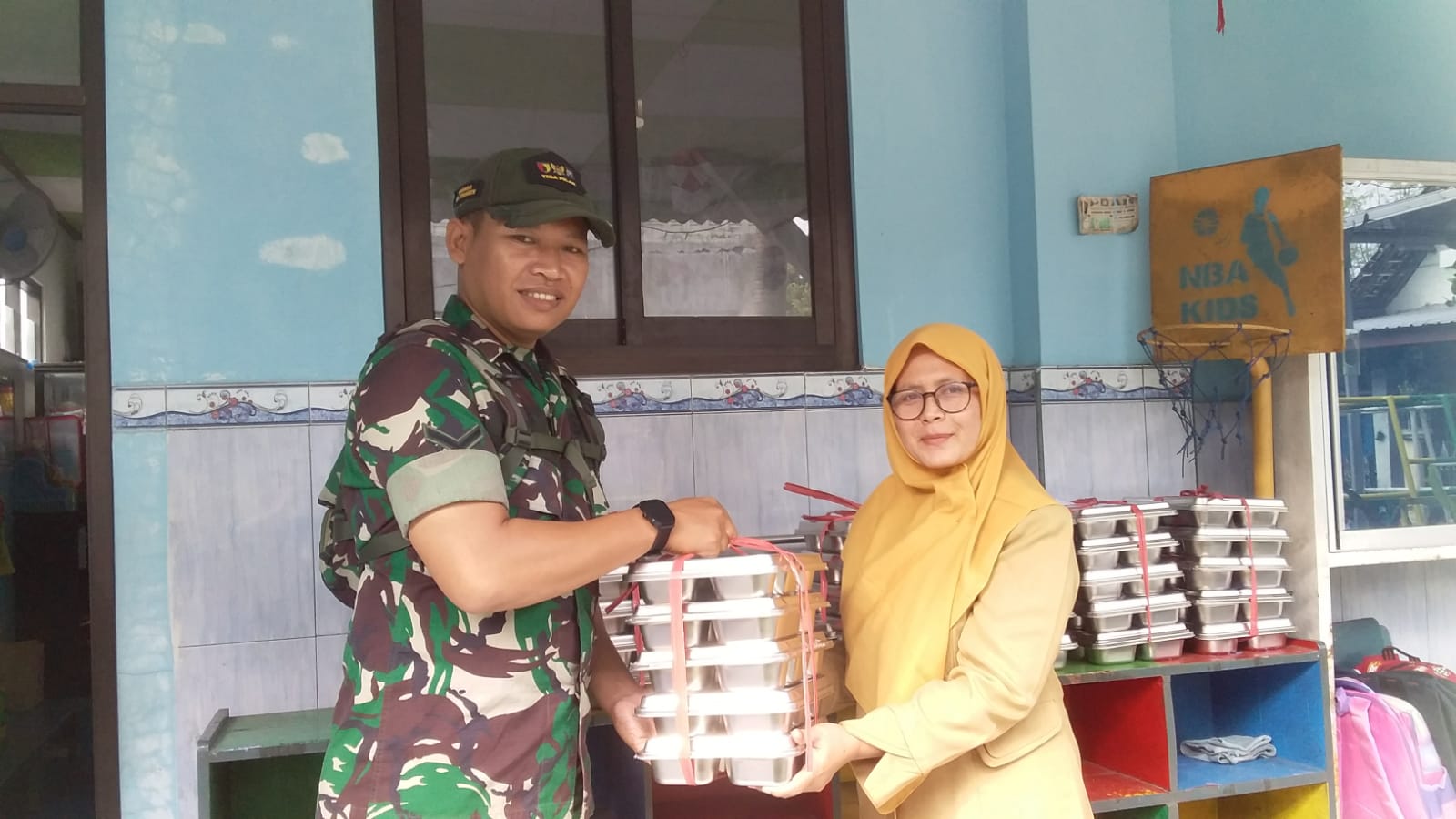 Babinsa Tosaren Kawal Distribusi Makanan Bergizi untuk 448 Siswa di Kota Kediri