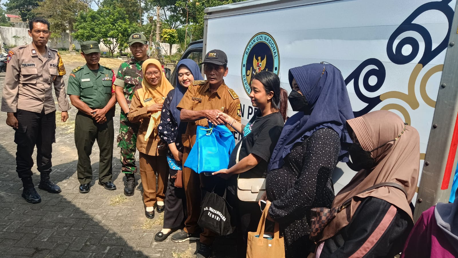 Koramil Pesantren Kawal Distribusi Makanan Bergizi untuk Warga Rentan di Tosaren