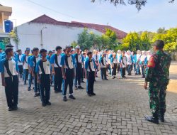 Babinsa Kelurahan Pakunden Tanamkan Disiplin dan Nilai Anti-Perundungan di MTS Nurul Islam Bence