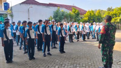 Babinsa Kelurahan Pakunden Tanamkan Disiplin dan Nilai Anti-Perundungan di MTS Nurul Islam Bence