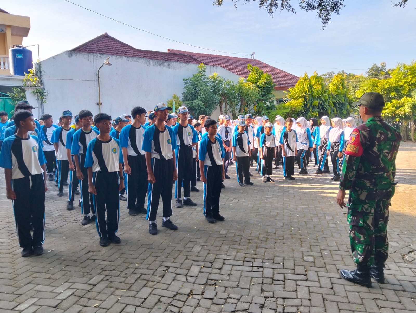 Babinsa Kelurahan Pakunden Tanamkan Disiplin dan Nilai Anti-Perundungan di MTS Nurul Islam Bence