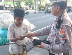 Tunjukkan Kepedulian, AKP Cham Sunarko Hampiri Pemulung yang Masih Anak-Anak, Kasih Duit untuk Sarapan