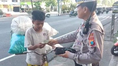 Polisi Baik di Kediri, AKP Cham Sunarko SH Bantu Anak Pemulung untuk Sarapan