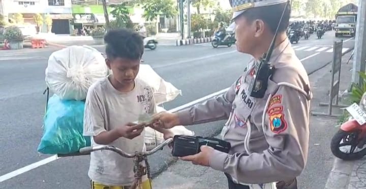Polisi Baik di Kediri, AKP Cham Sunarko SH Bantu Anak Pemulung untuk Sarapan