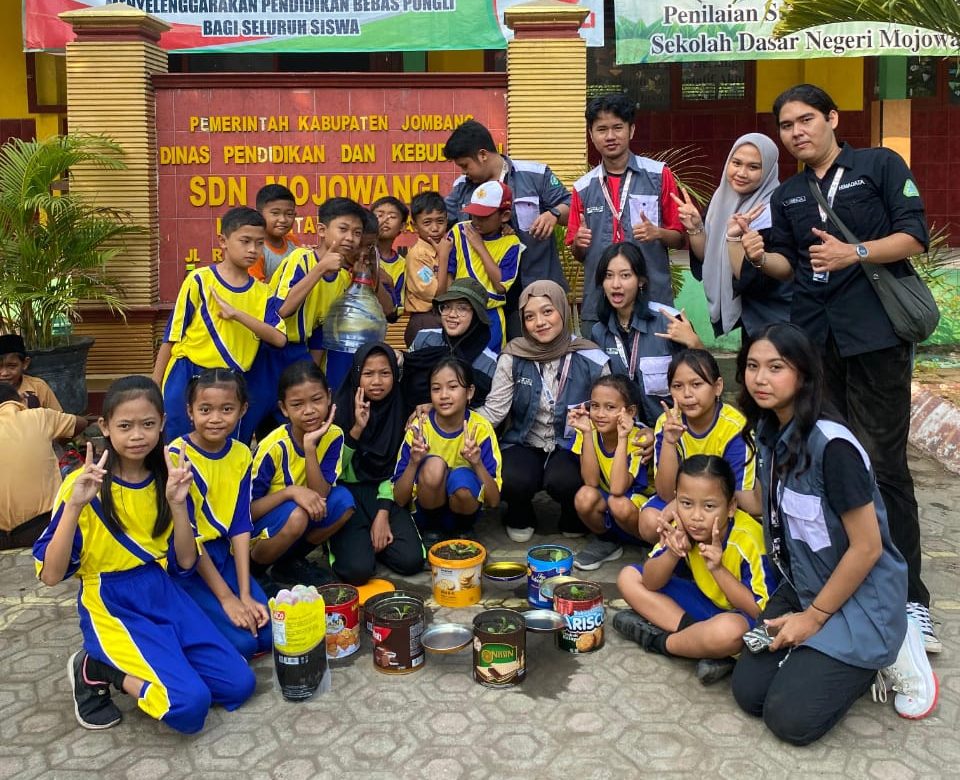 Mahasiswa KKN Fakultas Pertanian Universitas Brawijaya Ajak Siswa SD Mojowangi 02 Jombang Kenali Sampah dan Daur Ulang Kaleng Jadi Pot Sawi