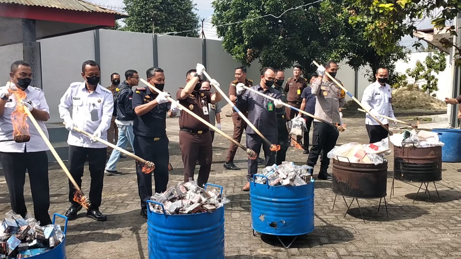 Bea Cukai Blitar Musnahkan Rokok dan Miras Ilegal Senilai Rp5,2 Miliar