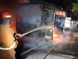 Bus dan Motor Tabrakan dan Terbakar di Sukomoro, Nganjuk, Pengendara Tewas di Tempat