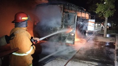 Bus dan Motor Tabrakan dan Terbakar di Sukomoro, Nganjuk, Pengendara Tewas di Tempat