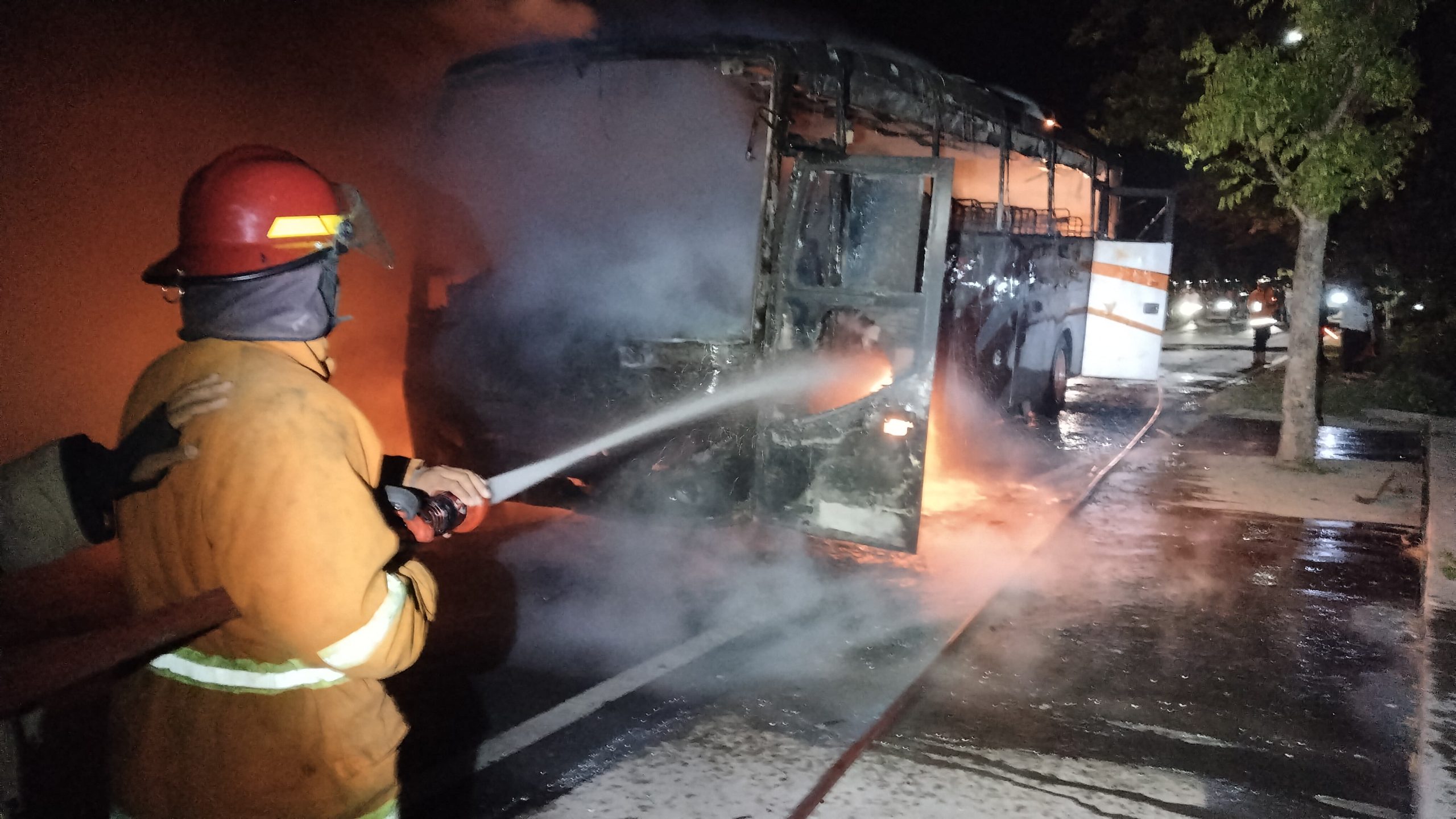 Bus dan Motor Terbakar di Sukomoro, Pengendara Tewas di Tempat