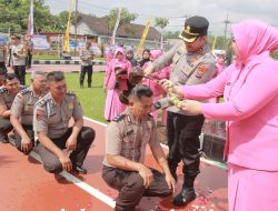Kenaikan Pangkat, 60 Anggota Polres Blitar Jalani Tradisi Siraman Air Kembang