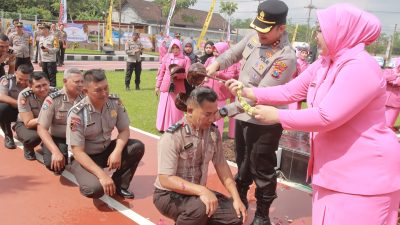 Kenaikan Pangkat, 60 Anggota Polres Blitar Jalani Tradisi Siraman Air Kembang