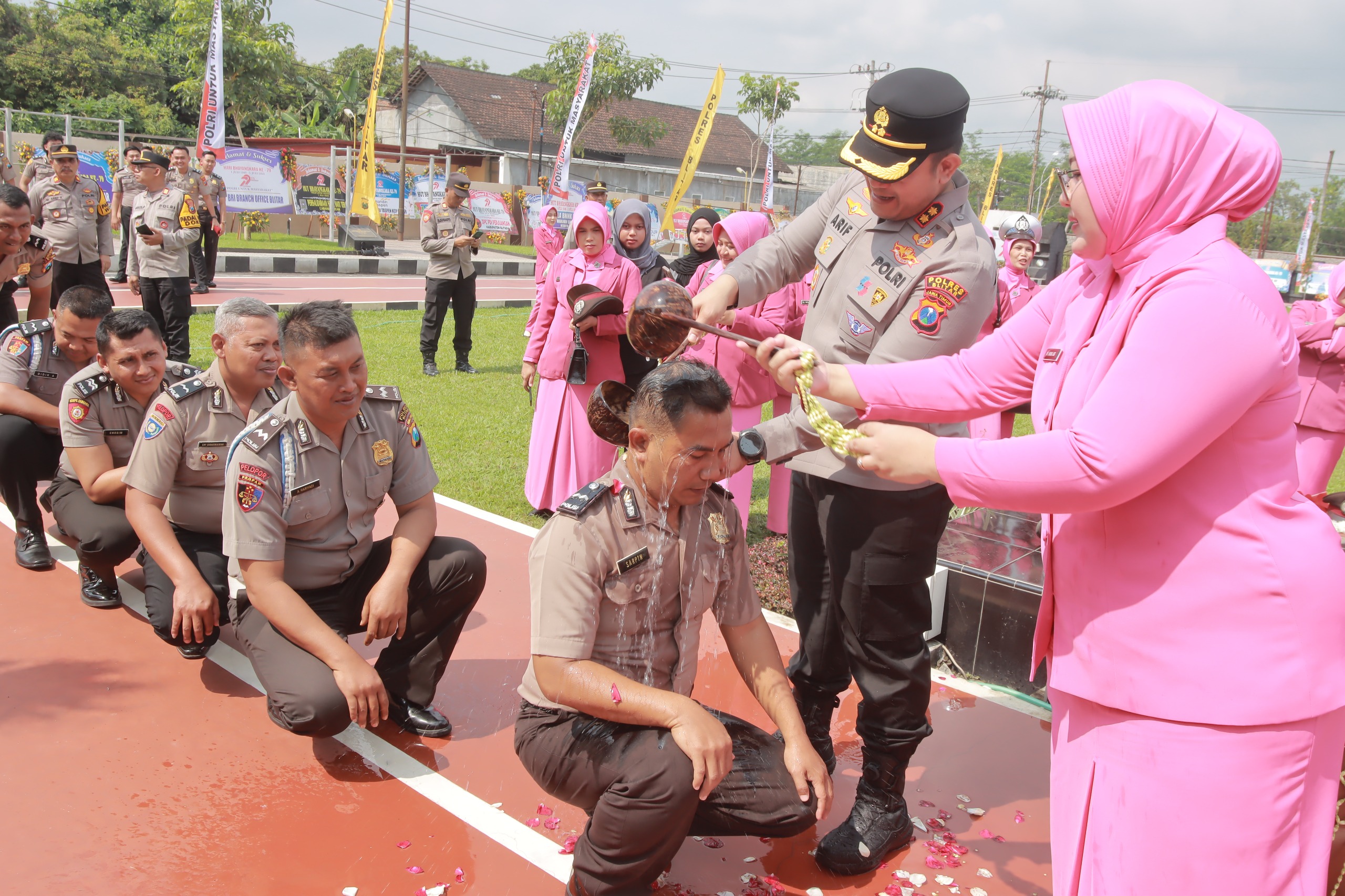 Naik Pangkat, Sebanyak 60 Polisi Diguyur Air Kembang, Ini Suasananya