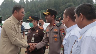 Wamentan Harvick saat tiba di kompleks peternakan sapi perah di Desa Ngadirenggo, Kecamatan Wlingi. (aziz/