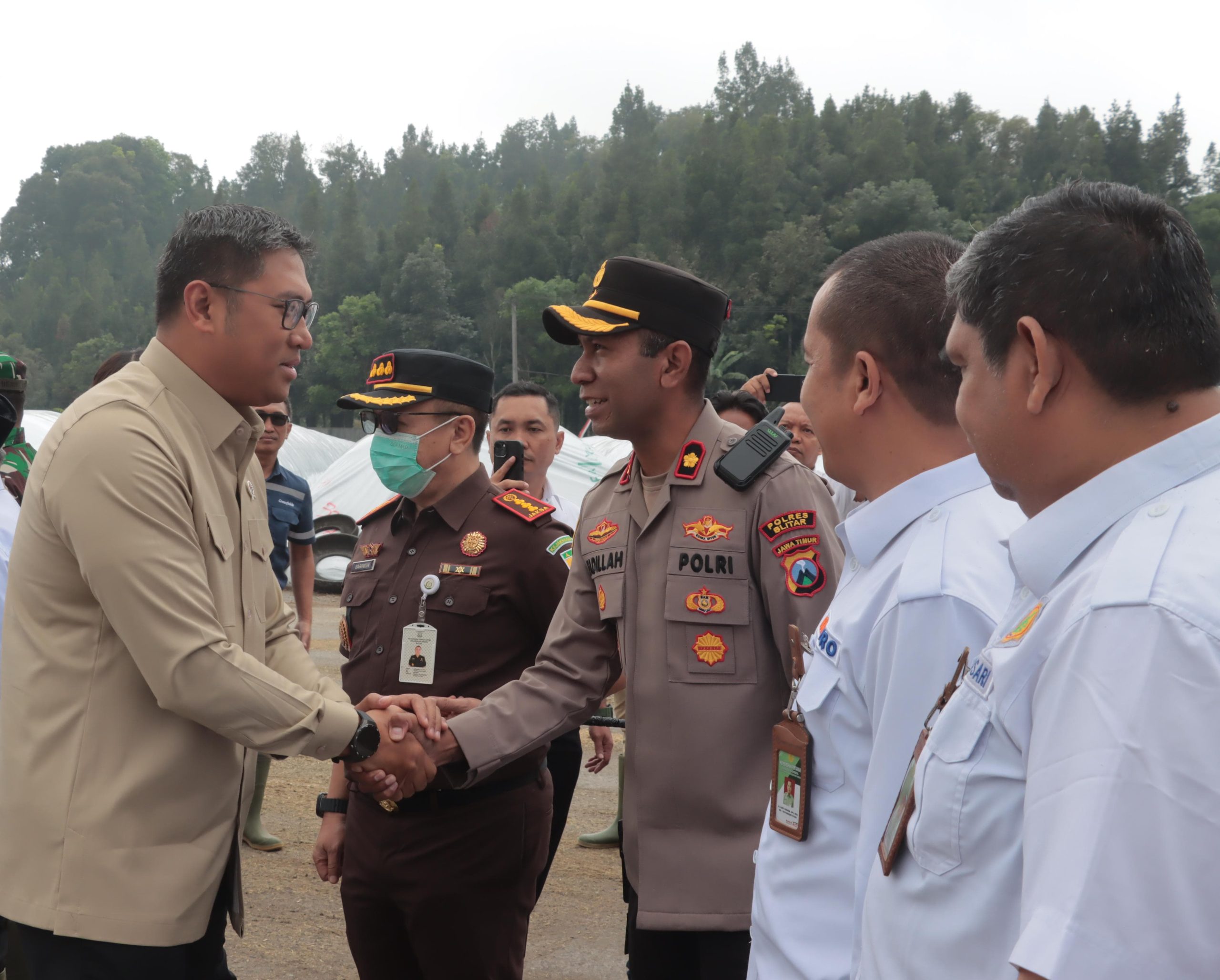 Wamentan Harvick saat tiba di kompleks peternakan sapi perah di Desa Ngadirenggo, Kecamatan Wlingi. (aziz/