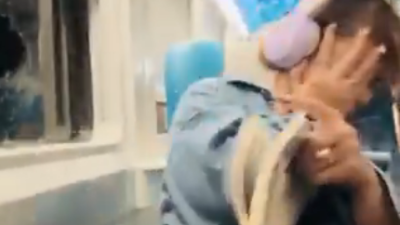 Detik-Detik Penumpang Kereta Api Dihantam Batu Saat Asyik Membaca Buku, PT KAI Kecam Keras Aksi Vandalisme